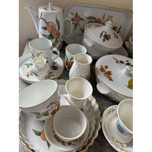 180 - A collection of ceramics to include Royal Worcester Evesham pattern, 4 lidded tureens, coffee pot, 2... 