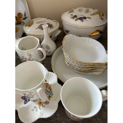 180 - A collection of ceramics to include Royal Worcester Evesham pattern, 4 lidded tureens, coffee pot, 2... 