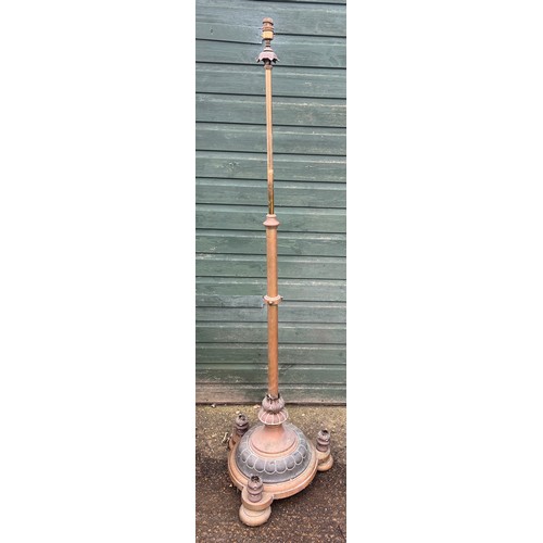 1230 - A telescopic brass standard lamp. 172cm high maximum.