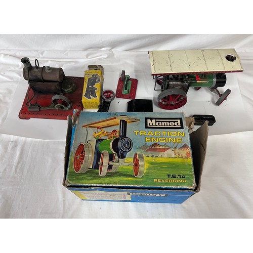 1065 - A Mamod T.E.1A reversing Traction Engine and other Mamod accessories to include S.E.L. 3050 Model Po... 