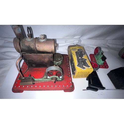 1065 - A Mamod T.E.1A reversing Traction Engine and other Mamod accessories to include S.E.L. 3050 Model Po... 