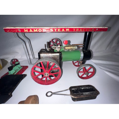 1065 - A Mamod T.E.1A reversing Traction Engine and other Mamod accessories to include S.E.L. 3050 Model Po... 