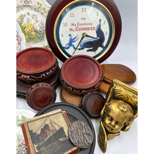 1314 - Miscalleanous items to include a boxed RMS Lusitania medal, three hardstone figures, a quantity of w... 