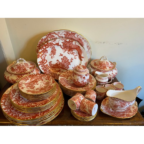 256 - A quantity of Royal Crown Derby red Aves pattern dinner and coffee service etc to include 6 x 27cm d... 