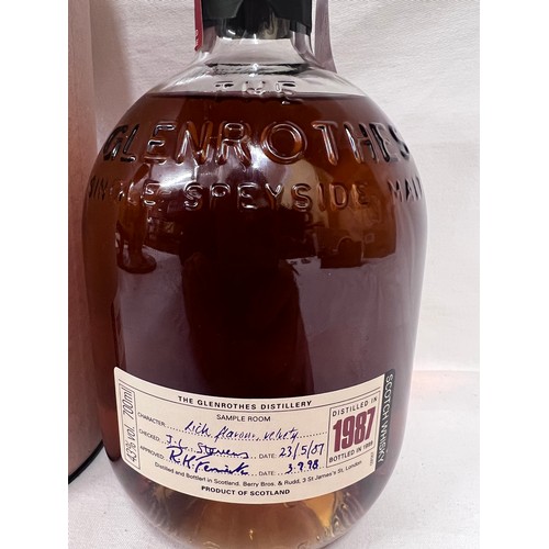 1136 - GLENROTHES 1987 Single Malt Scotch Whisky, Bottled 1999. 700ml, 43% volume, in tube.



Condition re... 