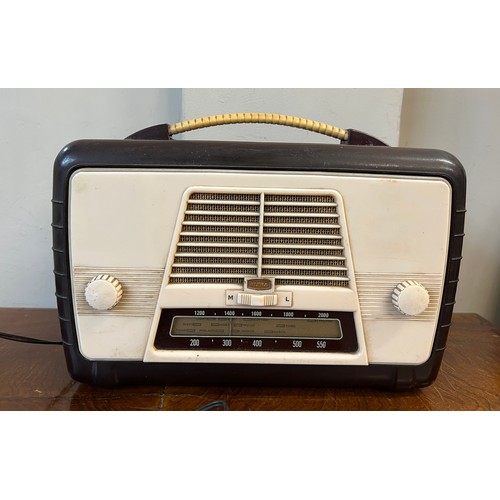 1252 - A vintage Ultra electric radio. 31cm x 20cm.