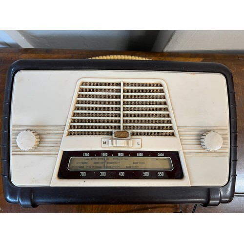 1252 - A vintage Ultra electric radio. 31cm x 20cm.