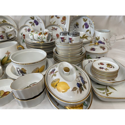 253 - A  large quantity of Royal Worcester 