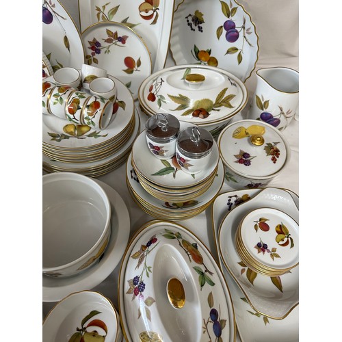 253 - A  large quantity of Royal Worcester 