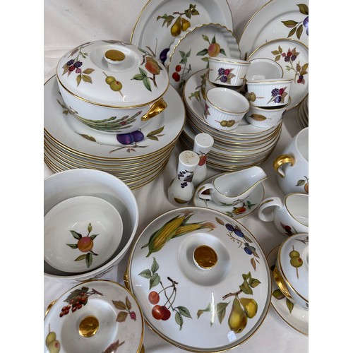 253 - A  large quantity of Royal Worcester 