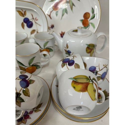 253 - A  large quantity of Royal Worcester 