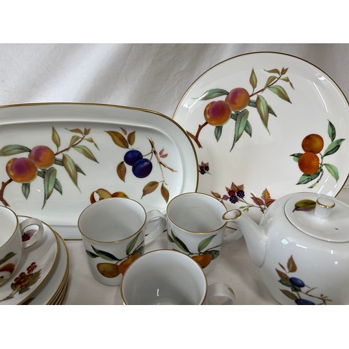 253 - A  large quantity of Royal Worcester 