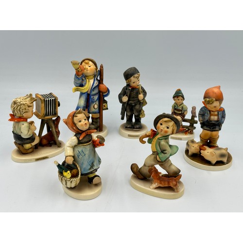 259 - A quantity of Goebel Hummel figures, to include Hear-Ye Hear-Ye, Farm boy with pigs, The Photographe... 