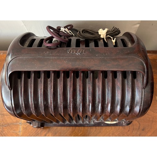 1253 - A Sobell Bakelite radio. 23cm x 18cm x 22cm h.