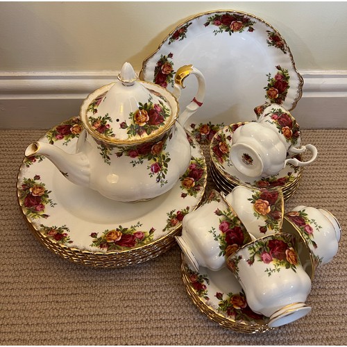 217 - Royal Albert Old Country Roses part tea and dinner service including six dinner plates, 26.5cm d, si... 