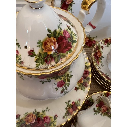 217 - Royal Albert Old Country Roses part tea and dinner service including six dinner plates, 26.5cm d, si... 