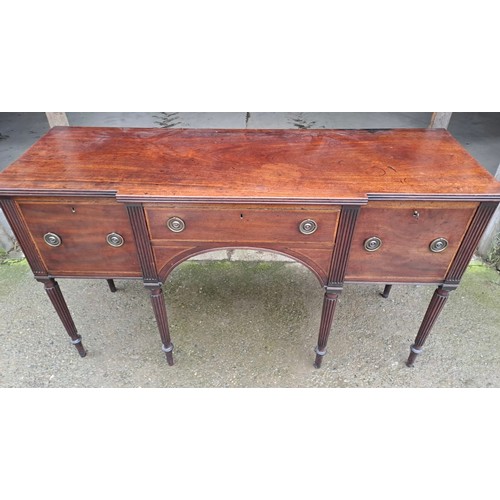 31 - A Georgian mahogany 3 drawer sideboard. 168 w x 127 x 47cm.