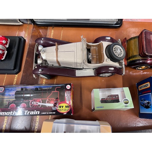 1089 - Diecast toys to include A Majorette Bugatti 55 model car, 007, Days Gone, Maisto Special Edition Jag... 