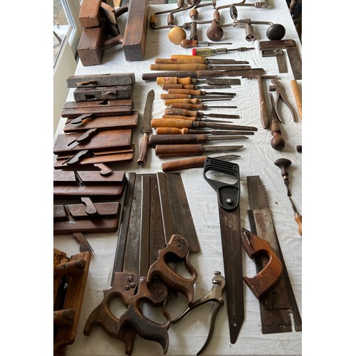 1278 - A quantity of vintage tools to include chisels, planes, saws, shoe lasts etc.