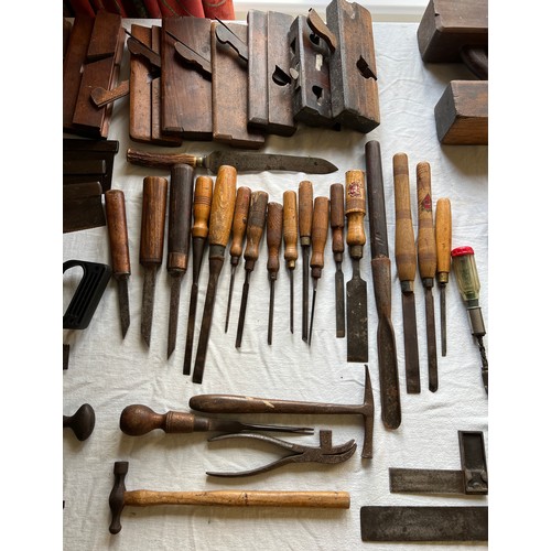 1278 - A quantity of vintage tools to include chisels, planes, saws, shoe lasts etc.