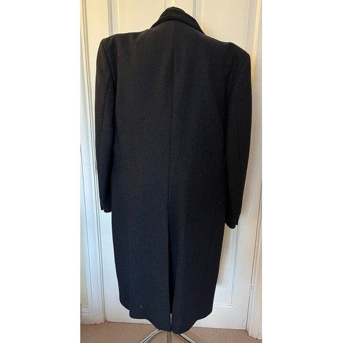 939 - A good quality gentleman’s Crombie coat with velvet collar. Size 44R.