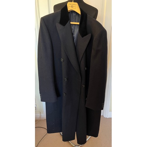 939 - A good quality gentleman’s Crombie coat with velvet collar. Size 44R.