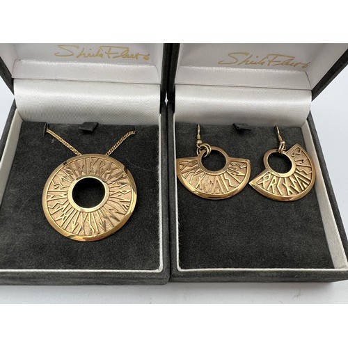 393 - Sheila Fleet of Orkney 9 carat gold matching pendant 40cm chain and earrings, 28.6gm.