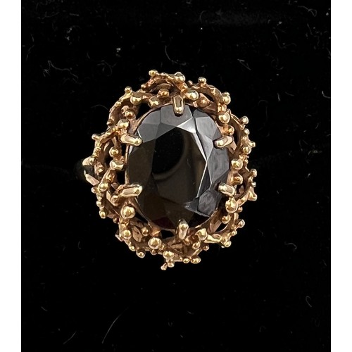 397 - A 9 carat gold ring set with garnet. Size M, weight 5gm