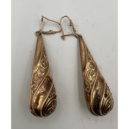 399 - A pair of 9 carat gold drop earrings. Length 5.5cm approximately. Weight 2.8gm.