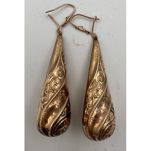 399 - A pair of 9 carat gold drop earrings. Length 5.5cm approximately. Weight 2.8gm.