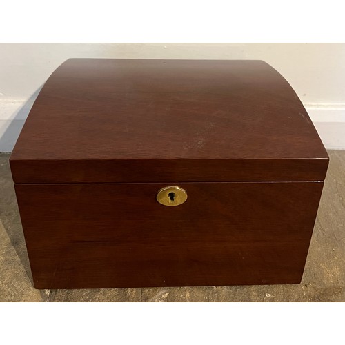 1173 - A good quality watch box with two interior display trays. 28cm x 24cm x 17cm.