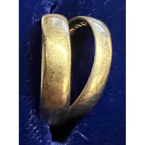 368 - Two 22 carat gold wedding bands. Total weight 6.5gm. Sizes N and O.