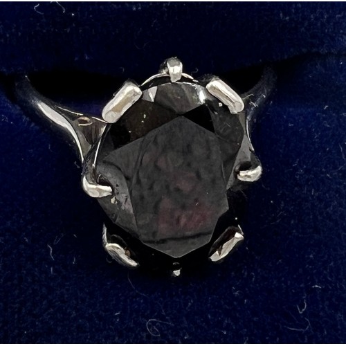 371 - An 18 carat white gold ring set with dark red stone. Size P/Q.