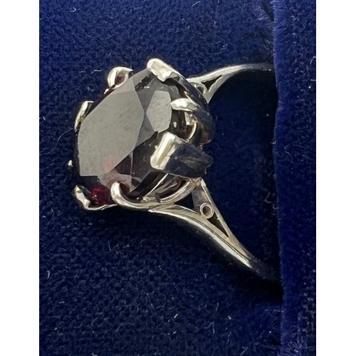 371 - An 18 carat white gold ring set with dark red stone. Size P/Q.