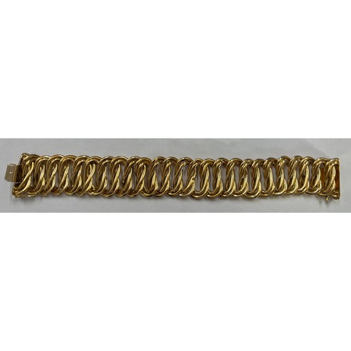 376 - An 18 carat yellow gold chain link bracelet. Length 20cm. Weight  39.5gm.