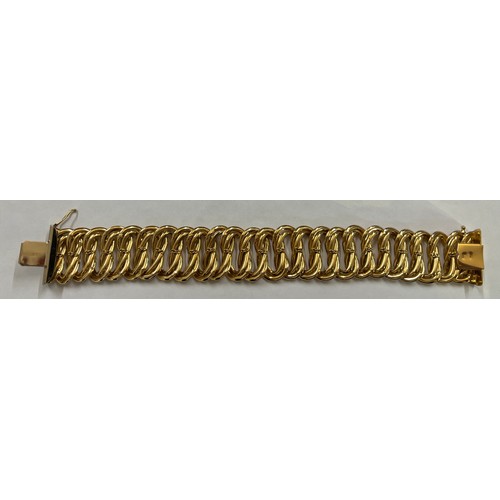 376 - An 18 carat yellow gold chain link bracelet. Length 20cm. Weight  39.5gm.