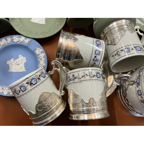 277 - A quantity of ceramics to include Wedgwood Jasperware plates and vases in blue and green and a vinta... 