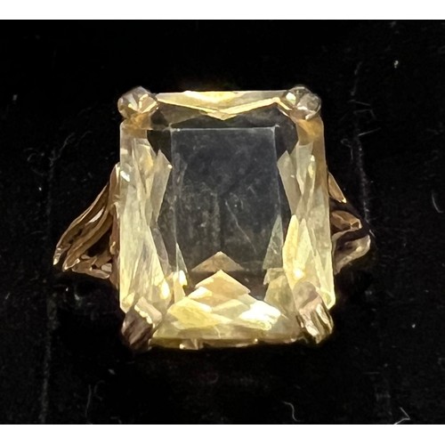 407 - A 9 carat gold ring set with citrine. Size M. Weight 3.7gm.