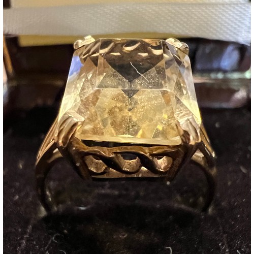 407 - A 9 carat gold ring set with citrine. Size M. Weight 3.7gm.