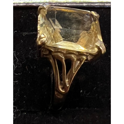 407 - A 9 carat gold ring set with citrine. Size M. Weight 3.7gm.