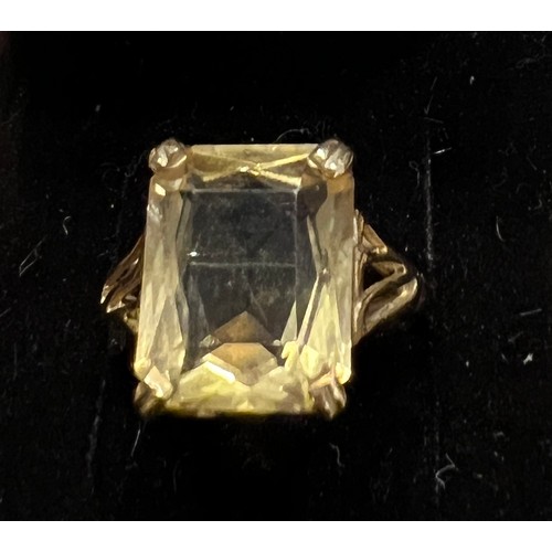 407 - A 9 carat gold ring set with citrine. Size M. Weight 3.7gm.