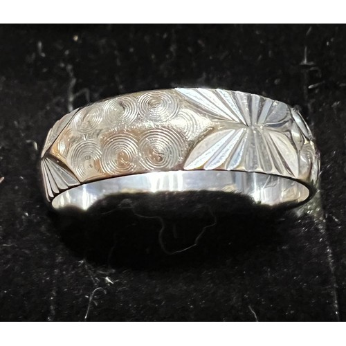 409 - A 18 carat white gold wedding band. Weight 3.2gm. Size M.