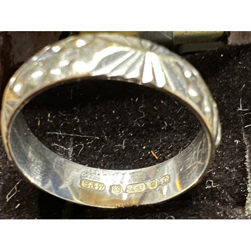 409 - A 18 carat white gold wedding band. Weight 3.2gm. Size M.