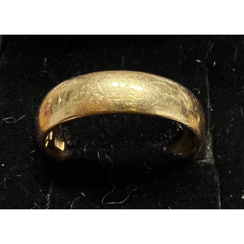 413 - A 22 carat gold wedding band. Size L. Weight 5.1gm. Size L.