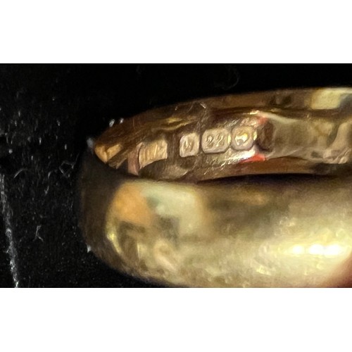 413 - A 22 carat gold wedding band. Size L. Weight 5.1gm. Size L.