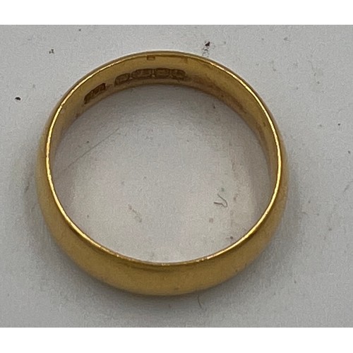 413 - A 22 carat gold wedding band. Size L. Weight 5.1gm. Size L.