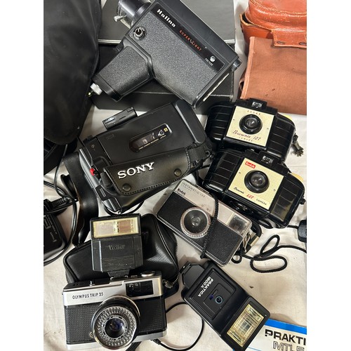 1250 - Cameras to include Olympus Trip 35, 2 x Kodak Brownie 127 cameras with cases, Sony video camera, Pra... 