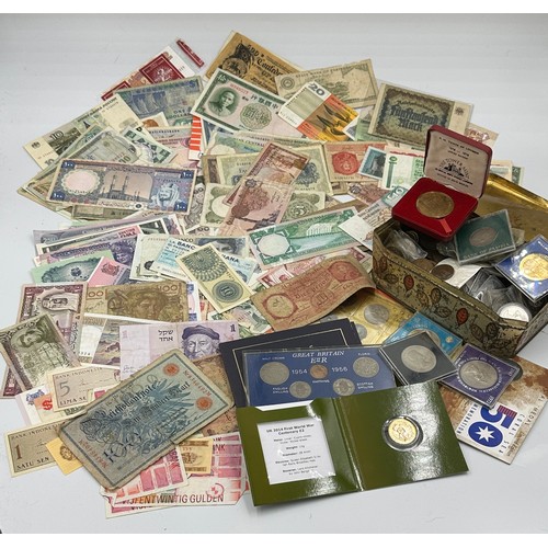 670 - Various world coins and bank notes to include The Tower of London, 1078-1978, 1995 Brilliant Uncircu... 