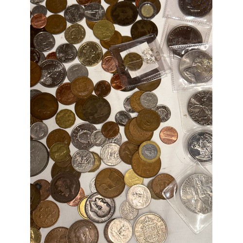 670 - Various world coins and bank notes to include The Tower of London, 1078-1978, 1995 Brilliant Uncircu... 