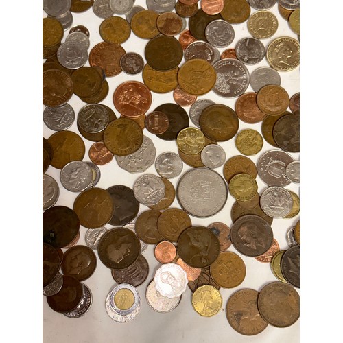 670 - Various world coins and bank notes to include The Tower of London, 1078-1978, 1995 Brilliant Uncircu... 